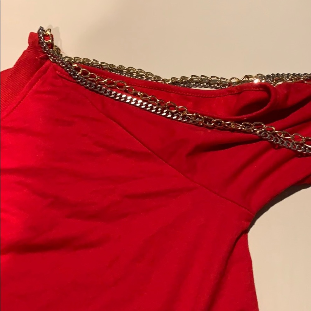 Open shoulder attached chain cropped sweatshirt